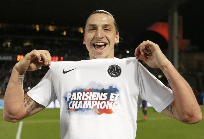 Psg campione di Francia per la terza volta: Zlatan Ibrahimovic mette in mostra la maglia celebrativa. Reuters